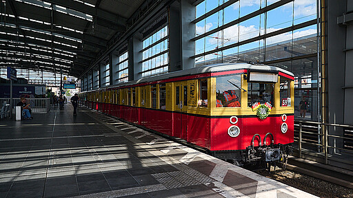 Besuch in der Gegenwart. Auch durch den modernen S-Bahnhof am Ostkreuz rollte der historische Zug.