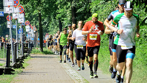 Zum Abschluss geht es für die Athlet:innen laufend durch den Plänterwald.