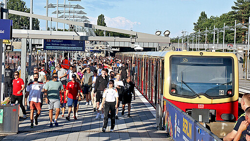 Um die Fußballfans zuverlässig ins Stadion zu bringen, war eine gute Organisation gefragt.