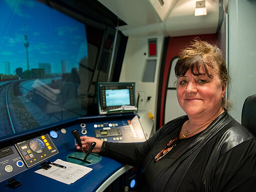 Sabine Hamperl - hier im Fahrsimulator - kennt sich auch im Führerstand der S-Bahn bestens aus.