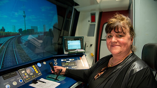 Sabine Hamperl - hier im Fahrsimulator - kennt sich auch im Führerstand der S-Bahn bestens aus. Sabine Hamperl - hier im Fahrsimulator - kennt sich auch im Führerstand der S-Bahn bestens aus.