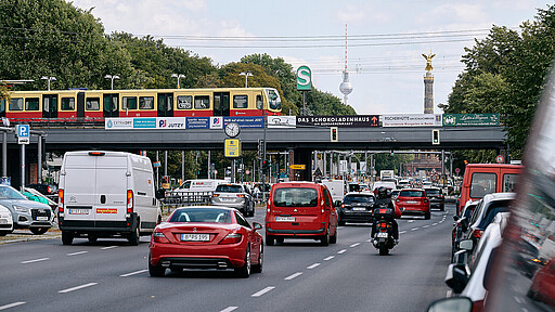 Abfahrende S-Bahn auf der Linie S5 am S-Bahnhof Tiergarten