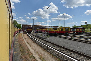 Die Fahrzeugausstellung mit historischen Zügen und einer aktuellen S-Bahn.