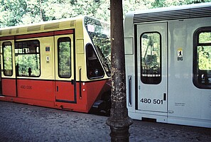 Ein kristallblauer Prototyp der Baureihe 480 (480 501) gekoppelt mit einem Zug in den klassischen S-Bahnfarben (480 006) am S-Bahnhof Gesundbrunnen am 5. August 1991