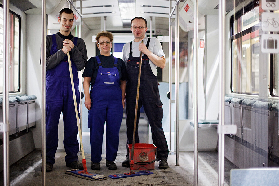 3 Personen bei den Reinigungsarbeiten in der Werkstatt Oranienburg