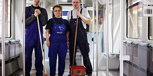 3 Personen bei den Reinigungsarbeiten in der Werkstatt Oranienburg