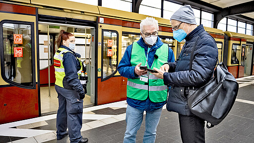 Sicherheit in Corona-Zeiten 3G-Kontrolle auf dem S-Bahnsteig