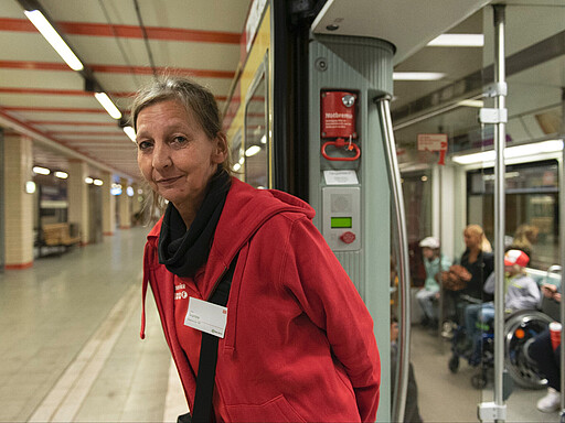 Mit Rat und Tat vor Ort Doris Ivanov vom VBB-Begleitservice unterstützte die Fahrgäste.
