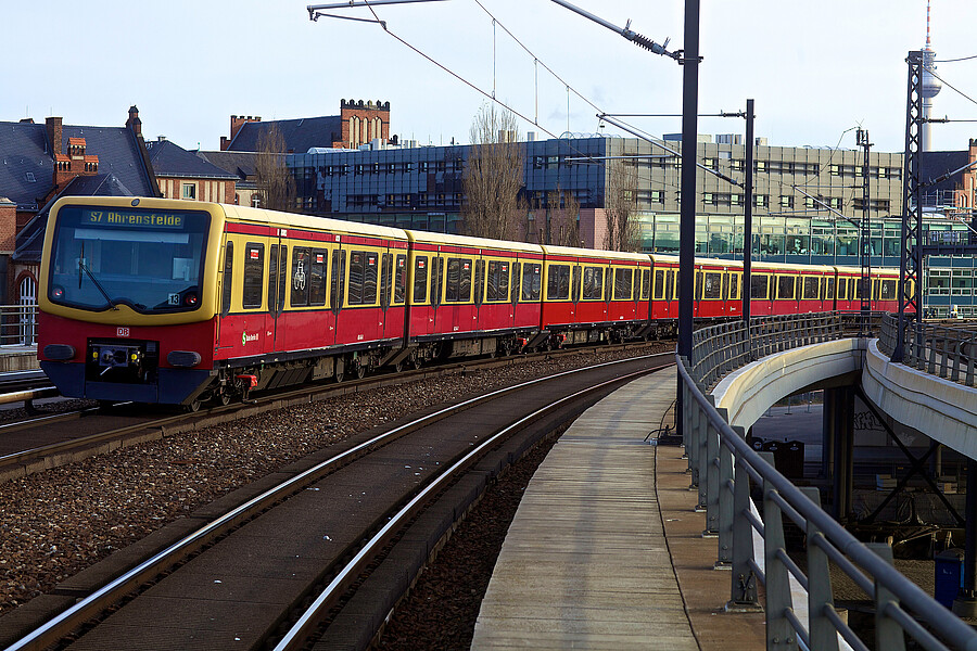 S-Bahn BR481 S-Bahn-Zug der BR481 vor dem Hauptbahnhof Berlin