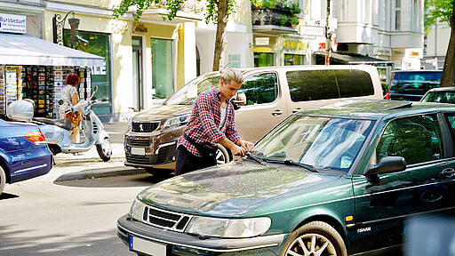 Überraschung unter dem Scheibenwischer Anfang August verteilte die S-Bahn 10.000 9-Euro-Tickets an erstaunte Autofahrer:innen in Berlin