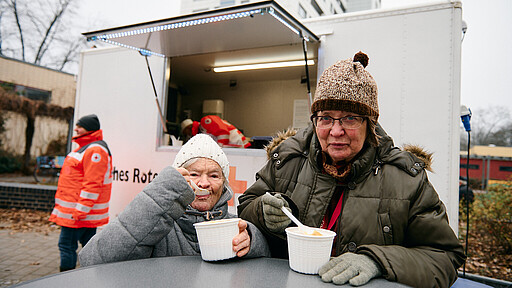 Projekt "Henry" Karla Pari (l.) und Barbara Wöllmer, beide wohnhaft in der Thermometersiedlung, freuen sich über die warme Suppe.
