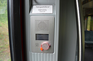 Der Fahrgasthilferuf bietet den direkten Kontakt zum S-Bahn-Personal.
