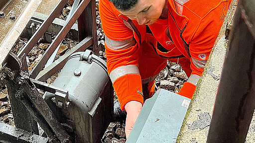 Im Einsatz für die Sicherheit Signalmechaniker Sebastian Wölfer ist bei Wind und Wetter im S-Bahnnetz unterwegs, um die Technik zu warten – hier die mechanische Notbremse.