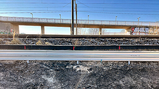 Die neuen Kabelstränge werden neben den alten verlegt.