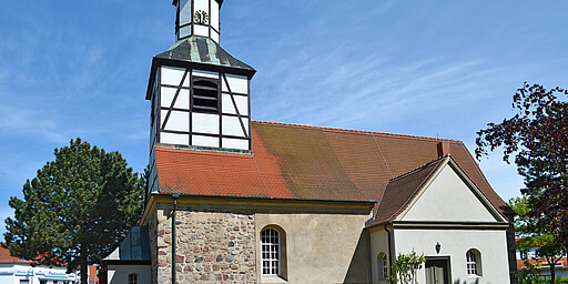 Station 1: Dorfkirche Blankenfelde 
    
        Die Feldsteinkirche inmitten des alten Dorfangers stammt noch aus dem Mittelalter.