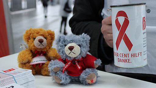 Welt-Aids-Tag 2019 Bärchen und Sammelbüchse