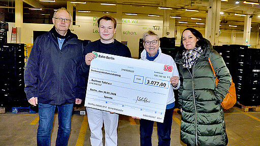 Sabine Werth (2. v. r.) nimmt freudestrahlend den Spendenscheck von S-Bahn-Geschäfstführerin Dr. Mélanie Schäffner (r.), Andreas Splawski, Betriebsratsvorsitzender bei der S-Bahn Berlin (l.) und dem ehemaligen Azubi Paul Münchow-Bluhm entgegen.
