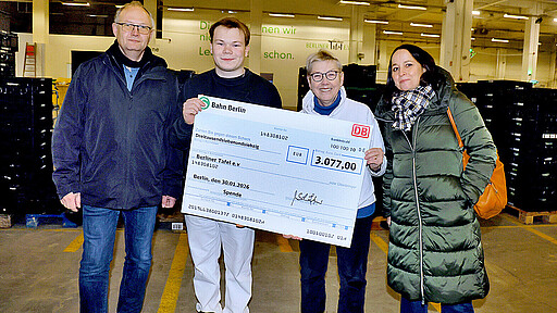 Sabine Werth (2. v. r.) nimmt freudestrahlend den Spendenscheck von S-Bahn-Geschäfstführerin Dr. Mélanie Schäffner (r.), Andreas Splawski, Betriebsratsvorsitzender bei der S-Bahn Berlin (l.) und dem ehemaligen Azubi Paul Münchow-Bluhm entgegen. Sabine Werth (2. v. r.) nimmt freudestrahlend den Spendenscheck von S-Bahn-Geschäfstführerin Dr. Mélanie Schäffner (r.), Andreas Splawski, Betriebsratsvorsitzender bei der S-Bahn Berlin (l.) und dem ehemaligen Azubi Paul Münchow-Bluhm entgegen.