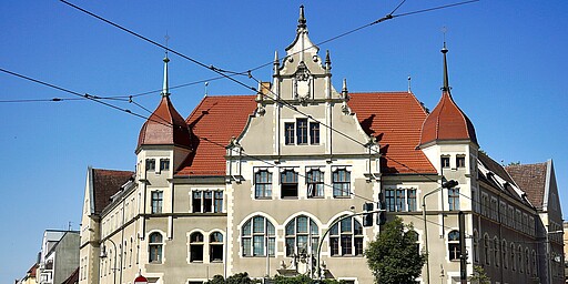  Frontansicht auf die prächtige Fassade des historischen Gebäude des Amtsgerichts Köpenick 
