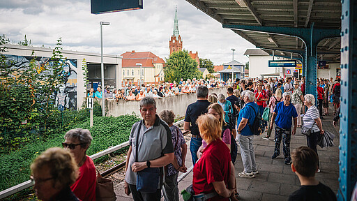 Ein Festival für die S-Bahn Menschen stehen am S-Bahnsteig in Bernau