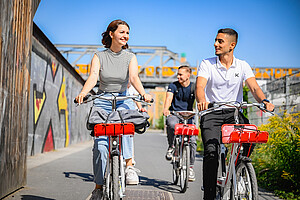Aber gerade nur zu Fuß unterwegs? An vielen Orten in Berlin können Sie sich ganz unkompliziert ein Fahrrad von DB Call A Bike ausleihen.