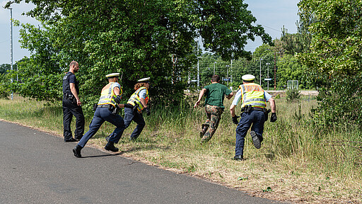 Ausbildungslehrgang Neustrelitz Der Ausbilder spielt den Verdächtigen, der dingfest gemacht werden muss