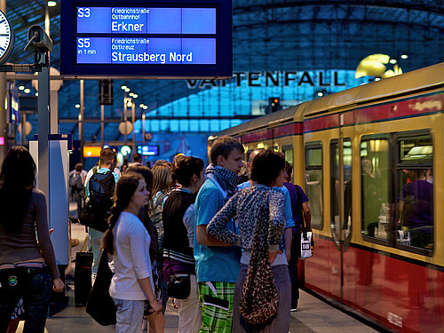 Destination indicator Berlin Hauptbahnhof (central station)