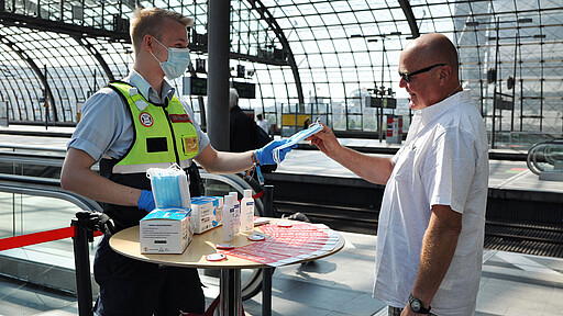 Mitarbeiter des Präventionsteams von DB Sicherheit haben am Hauptbahnhof Masken an Reisende verteilt, die keine eigene Mund-Nase-Bedeckung dabei hatten.