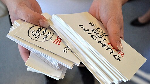 Ehrenamtliche verteilten Informationsmaterial zum Beratungsangebot mit Schriftzügen wie „#du bist mir wichtig“.