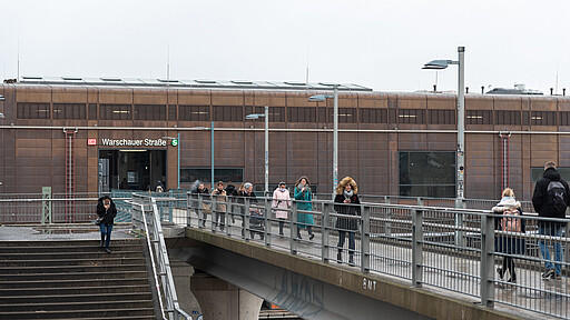 Neuer Verbindungssteg zwischen S- und U-Bahn an der Warschauer Straße