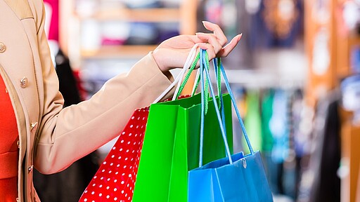 Frau mit Einkaufstüten im Laden Frau mit Einkaufstüten im Laden