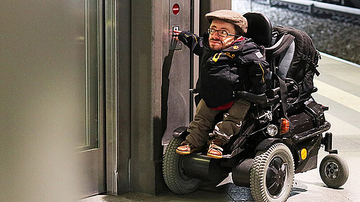 Raúl Krauthausen am Aufzug Raúl Krauthausen am Aufzug