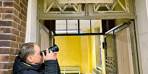 In seiner Freizeit fotografiert Peter Hieronymus besondere Orte – hier im ehemaligen Stadtbad Lichtenberg, das derzeit nach und nach behutsam saniert wird.