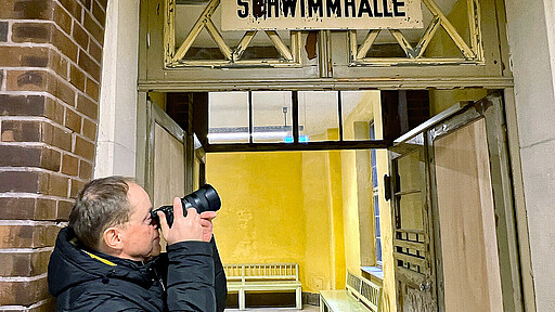 In seiner Freizeit fotografiert Peter Hieronymus besondere Orte – hier im ehemaligen Stadtbad Lichtenberg, das derzeit nach und nach behutsam saniert wird.