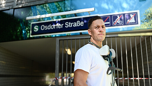 Viel Lob von Passant:innen Graffiti-Künstler Steven Karlstedt arbeitet im Auftrag der S-Bahn Berlin.