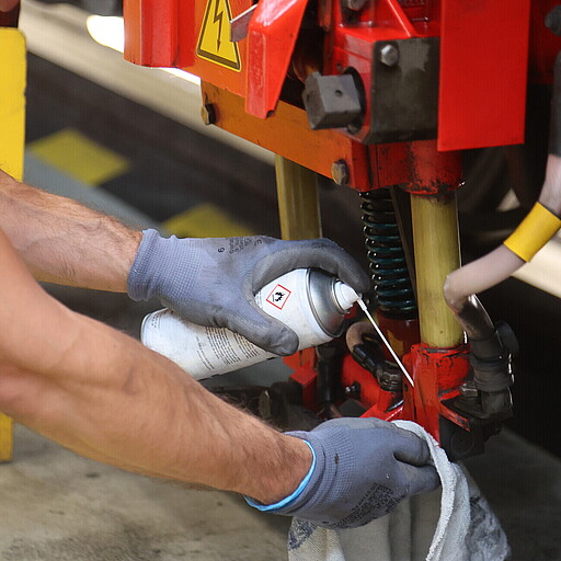 Reinigung der Stromabnehmer.