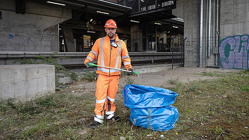 Passt der Müll nicht durch das Rohr muss man per Hand ran Gewappnet mit Greifzange und Müllsack arbeitet sich DB-Gleisreiniger Thilo Plath Stück für Stück voran.