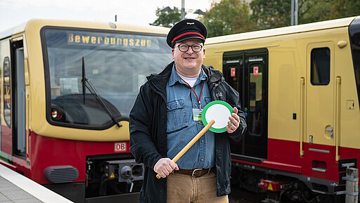 Wie ein Profi Marcus Sternberg machte sich schon mal gut mit Schirmmütze und Signalkelle.