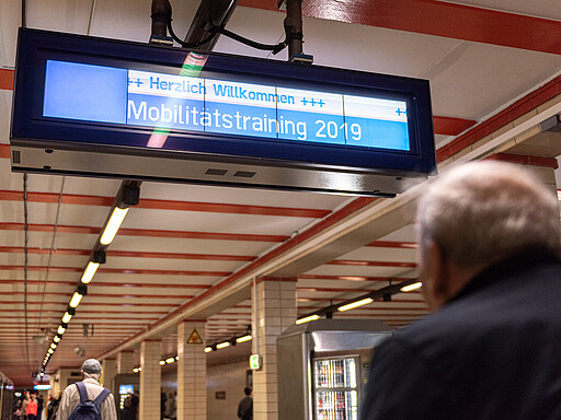 Mobilitätstraining der S-Bahn Berlin Karl-Heinz-Bossier hat Schwierigkeiten die Anzeige zu lesen.