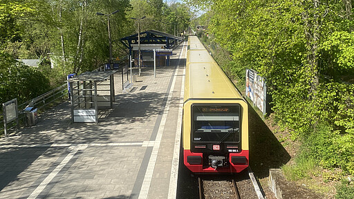 Neue S-Bahn Die neue S-Bahn an der Haltestelle Oberspree