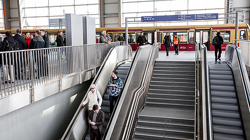Treppe und Rolltreppen Bahnhof Ostkreuz Rolltreppen erleichtern Ihnen die Wege in den Bahnhöfen.