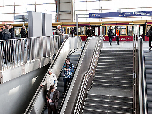 Treppe und Rolltreppen Bahnhof Ostkreuz Rolltreppen erleichtern Ihnen die Wege in den Bahnhöfen.