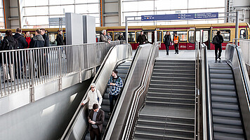 Rolltreppen erleichtern Ihnen die Wege in den Bahnhöfen.