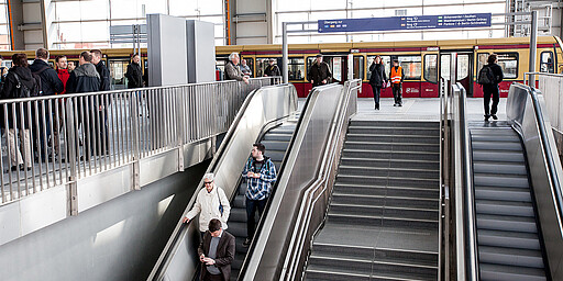 Rolltreppen erleichtern Ihnen die Wege in den Bahnhöfen.