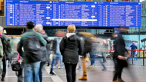 Insgesamt wurden sechs 200 Zoll große neue Monitore installiert - drei auf jeder Eingangsseite.