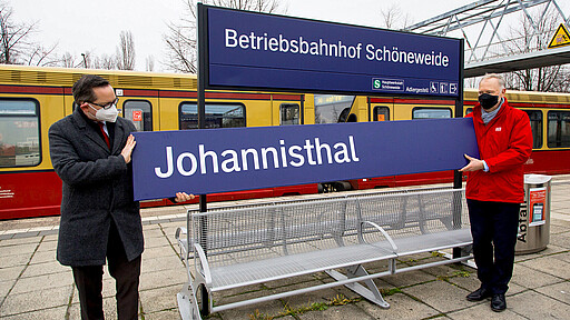 Bahnhof Johannisthal Oliver Igel, Bezirksbürgermeister Treptow-Köpenick (links) und Alexander Kaczmarek, Konzernbevollmächtigter der DB für das Land Berlin mit dem neuen Bahnhofsschild