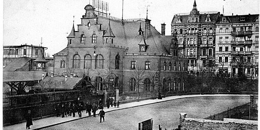 Westend Der Bahnhof Westend zur Jahrhundertwende mit seinem prächtigen Empfangsgebäude von 1884. Hinter dem Bürgersteig liegt der Bahnsteig A. Ganz links ist im Hintergrund das Zugangsgebäude zu den Bahnsteigen B und C.