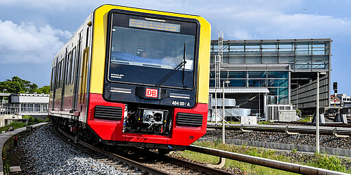 Südkreuz Am 24. Mai 2020 verlässt die sechstteilige Testgarnitur der neuesten S-Bahnfahrzeuggeneration den Bahnhof Südkreuz Richtung Schöneberg. Zwischen den beiden Richtungsgleisen liegt rechts eine weitere Abstellanlage der S-Bahn.