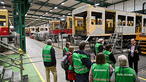 Begrüßung im Herzen der S-Bahn Zu Beginn des Rundgangs begrüßt S-Bahn Chef Peter Buchner Beiratsmitglieder vor einer beeindruckenden Kulisse