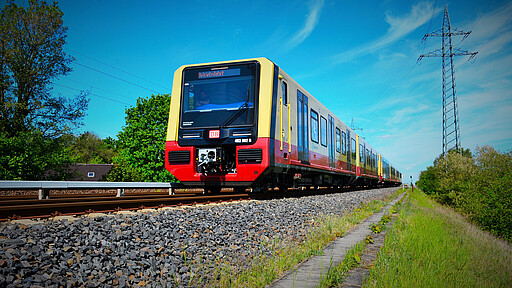 Die neue S-Bahn Auf der Schiene unterwegs: ein Zug der Baureihe 483
